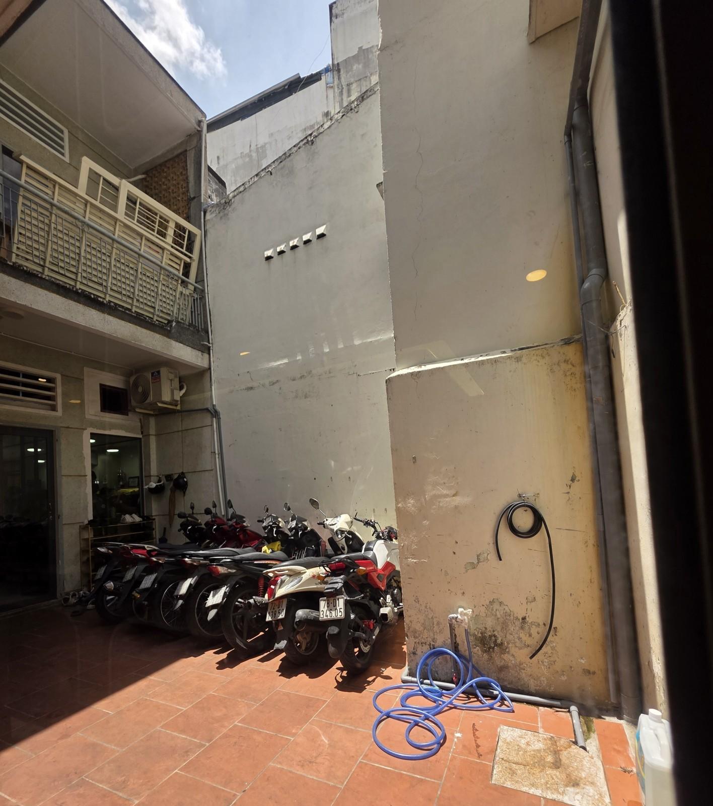 15.3, Bà Lê Chân, Quận 1
